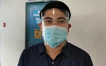 <p><strong>GET VACCINATED.</strong> Dr. Rocky Dizon, an internist at the Amang Rodriguez Memorial Medical Center (ARMMC) in Marikina City said he is happy after getting inoculated with the Covid-19 vaccine at the Marikina Sports Complex on Tuesday (March 2, 2021). Dizon, along with three other doctors, urged the public and fellow healthcare workers to get vaccinated to get an extra layer of protection against Covid-19. <em>(PNA photo by Lloyd Caliwan)</em></p>