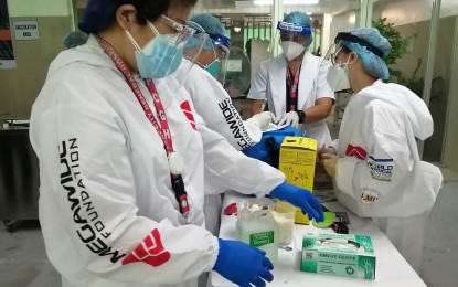 <p><strong>VACCINE ROLLOUT.</strong> Pasay City's vaccination team prepares the Sinovac vials to be used for the inoculation of medical professionals and front-liners of Pasay City General Hospital on Tuesday (March 2, 2021). The hospital initially inoculated 100 workers. <em>(PNA photo by Lade Kabagani)</em></p>