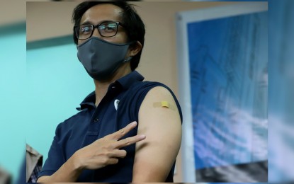 <p><strong>PH VAX PROGRAM.</strong> Bases Conversion and Development Authority chief and testing czar Secretary Vince Dizon proudly shows his arm vaccinated with CoronaVac at the Dr. Jose N. Rodriguez Memorial Hospital and Sanitarium in Caloocan City on Monday (March 1, 2021). The iNITAG has so far allowed the priority vaccination of vaccine czar Carlito Galvez Jr., Dizon, and Metropolitan Manila Development Authority chief Benjamin Abalos Jr. <em>(PNA photo by Robert Oswald P. Alfiler)</em></p>