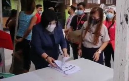 <p><br /><strong>HOUSEHOLD POLLS</strong>. Personnel of the city government of Angeles in Pampanga started on Thursday (March 4, 2021) the house-to-house survey in the city’s 33 villages to make an updated database to be used for the rollout of Covid-19 vaccines. Mayor Carmelo Lazatin Jr. said the move aims to get feedback from residents concerning the vaccines. <em>(Photo by the City Government of Angeles)</em></p>