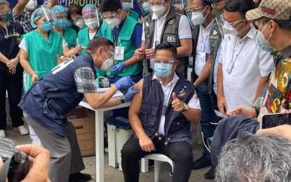 <p><strong>FIRST IN MINDANAO.</strong> Southern Philippines Medical Center officer-in-charge Dr. Ricardo Audan gets his first Sinovac shot from Health Secretary Francisco Duque III on Friday (March 5, 2021). Audan said 86 percent of the hospital’s medical front-liners are willing to be inoculated. <em>(Photo courtesy of PIA)</em></p>