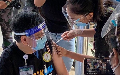<p><strong>FIRST JAB</strong>. Dr. Melecio Dy, medical center chief of the Ospital ng Palawan, is the first medical front-liner to receive the Sinovac vaccine on Sunday (March 7, 2021), as the Palawan provincial government rolled out its vaccination program. Puerto Princesa and the province of Palawan's share of 5,260 anti-Covid-19 vaccines for front-liners were transported to the city on March 5. <em>(Photo by Celeste Anna Formoso)</em></p>