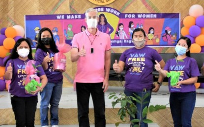 <p><strong>WOMEN’S DAY</strong>. Negros Occidental Governor Eugenio Jose Lacson (center) with the personnel of the Negros Occidental Language and Information Technology Center led by administrator Ma. Cristina Orbecido (left) during the Capitol Women’s Day held at the Social Hall of the Provincial Capitol in Bacolod City on Monday (March 8, 2021). Lacson gave out symbolic gifts of fruit-bearing trees and health essentials. <em>(Photo courtesy of PIO Negros Occidental)</em></p>