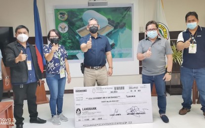 <p><strong>HELPING FARMERS.</strong> Department of Agriculture-13 Executive Director Abel James I. Monteagudo (3rd from right) hands over to San Franciso, Agusan del Sur Mayor Solomon T. Rufila (2nd from right) the PHP20 million check for the construction of a Monolithic Dome Cold Storage and Packing Facility. The facility aims to help local farmers maximize the amount, variety, and quality of their stored crops. <em>(Photo courtesy of DA-13)</em></p>