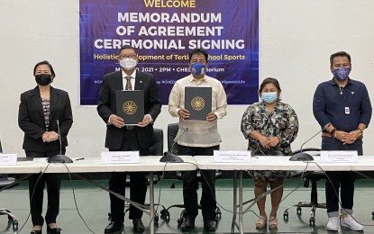 <p><strong>SPORTS PARTNERSHIP</strong>. Officials of the Philippine Sports Commission (PSC) and Commission on Higher Education (CHED) pose for posterity after the ceremonial signing of memorandum of agreement for college sports development at the CHED Auditorium in Diliman, Quezon City on Wednesday (March 10, 2021). In photo are (L-R) PSC Commissioner Celia Kiram, PSC Chairman William Ramirez, CHED Chairman Prospero de Vera III, CHED Office of the Deputy Executive Director OIC Atty. Lily Milla and CHED Office of the Executive Director OIC Atty. Ryan Estevez. <em>(Contributed photo)</em></p>