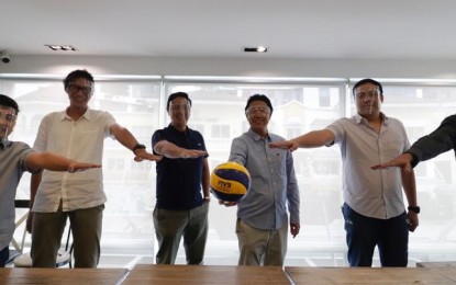 <p><strong>NEW COACHES</strong>. Volleyball Federation president Ramon “Tats” Suzara (4th from left) and secretary general Don Caringal (2nd from left) pose for unity with newly-appointed national coaches (from left) Paul John Doloiras (women’s beach volleyball), Arthur “Odjie” Mamon (women’s volleyball), Dante Alinsunurin (men’s volleyball) and Rhovyl Verayo (men’s beach volleyball) on Thursday (March 11, 2021). Suzara said the new coaches would form the best teams for the 2021 Southeast Asian Games in Hanoi, Vietnam. <em>(Contributed photo)</em></p>