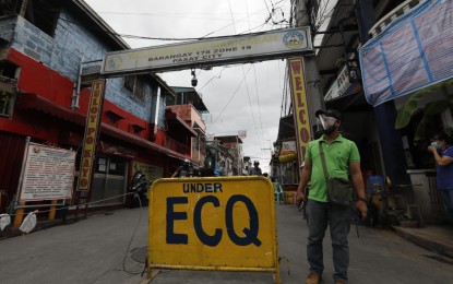 <p><strong>LOCALIZED ECQ.</strong> Barangay chairman Virgilio “Boy” Mabag of 178-Zone 19 in Maricaban, Pasay City oversees the implementation of a localized community quarantine in their area on Sunday (March 14, 2021). Barangay 178 is one of more than 80 barangays placed under localized lockdown two weeks ago following the surge in Covid-19 infections in Pasay. <em>(PNA file photo)</em></p>