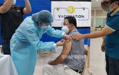 <p><strong>FIRST JAB</strong>. Legazpi Mayor Noel Rosal gets his shot during the vaccination rollout at the Legazpi City Convention Center on Tuesday (March 16, 2021). At least 287 medical workers in the locality are targeted to be vaccinated, 143 of them are from the city health office and 144 from the Legazpi City Hospital. <em>(Photo courtesy of Vince Villar)</em></p>