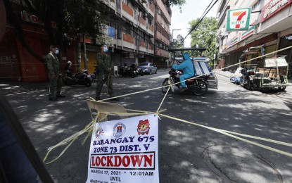 <p><strong>LOCKDOWN.</strong> Police officers guard the entry and exit points of Barangay 675 in Paco, Manila, which is among the six villages in the city placed under a four-day lockdown starting Wednesday (March 17, 2021). The Manila Police District has so far arrested 12 lockdown and 1,023 curfew violators in the city. <em>(PNA photo by Avito Dalan)</em></p>