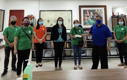 <p><strong>BUDDING ENTREPRENEURS</strong>. Senior labor and employment officer Ma. Corazon Monroid of DOLE-Bohol field office (fourth from left) is joined by Rep. Edgar Chatto during the turnover of check Wednesday (March 17, 2021) amounting to PHP560,000 in livelihood assistance to PAGMATA president Concepcion Bruñidor (third from right). Members of the Bohol-based association will use the funds to start their respective enterprises. <em>(Photo courtesy of DOLE-7)</em></p>