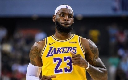 <p><strong>OUT.</strong> LeBron James’ return to the Los Angeles Lakers is on a day-to-day basis after he injured his right ankle during a game against the Atlanta Hawks on Saturday night. The Hawks won, 99-94. <em>(PNA file photo)</em></p>