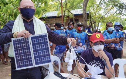 <p><strong>SOLAR PANELS</strong>. Lapu-Lapu City Mayor Junard Chan distributed on Sunday (March 22, 2021) solar panel sets to 80 households in Barangay Caohagan in Olango Island. He said the power supply problem on the island will help boost its tourism appeal.<em> (Photo courtesy of Mayor Junard Chan)</em></p>