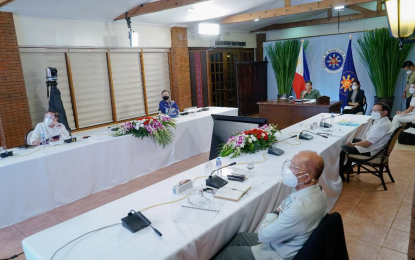 <p><strong>MEETING WITH IATF.</strong> President Rodrigo Roa Duterte presides over a meeting with the Inter-Agency Task Force on the Emerging Infectious Diseases (IATF-EID) core members prior to his talk to the people at the Malago Clubhouse in Malacañang Park, Manila on March 22, 2021. Malacañang on Tuesday (March 23) said retired military officers are the best people to lead the government’s Covid-19 response and vaccination rollout because of their expertise in logistics.<em> (Presidential photo by King Rodriguez)</em></p>