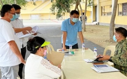 <p><strong>LENTEN PREPARATIONS.</strong> Pangasinan Governor Amado Espino III (center) meets with department heads of the Pangasinan police, led by Director Col. Ronald Gayo, on Tuesday (March 23, 2021). They discussed the implementation of minimum health standards in connection with Holy Week activities. <em>(Photo courtesy of Pangasinan Facebook)</em></p>