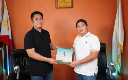 <p><strong>DINAGAT ISLAND VISIT</strong>. Presidential Communications Operations Office Secretary Martin Andanar (left) poses with Loreto, Dinagat Islands mayor Doandre Bill Ladaga on Monday (March 22, 2021). Andanar visited Loreto for the conduct of the Explain, Explain, Explain information drive on the National Covid-19 Vaccination Roadmap. <em><strong>(PCOO photo)</strong></em></p>