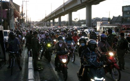 <p><strong>CHECKPOINT.</strong> Motorists are flagged down by police officers manning a quarantine control point at the boundary of Marikina City and Cainta, Rizal along Marcos Highway Monday (March 29, 2021) morning. Starting Monday until April 4, the National Capital Region and the provinces of Bulacan, Cavite, Rizal and Laguna are placed under enhanced community quarantine to curb the upward trend in Covid-19 cases. <em>(PNA photo by Joey Razon)</em></p>