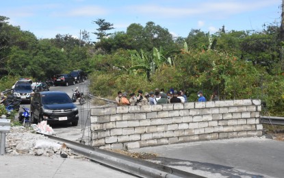 <p><strong>SECURITY REASONS.</strong> The Bureau of Corrections is standing pat on its decision to put up a wall along Insular Prison Road, saying it is for security reasons. Muntinlupa City and residents of NHA Southville 3, however, want the construction scrapped because it blocked the access road. <em>(Photo courtesy of Muntinlupa-PIO)</em></p>