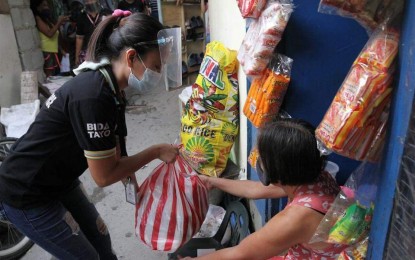 <p><strong>FOOD ASSISTANCE.</strong> Taguig’s stay-at-home food packs will deter residents from going out to purchase necessities. All 28 villages in the city have received their assistance. <em>(Photo courtesy of Taguig-PIO)</em></p>