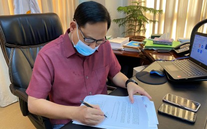 <p><strong>ADJUSTED</strong>. Iloilo Governor Arthur Defensor Jr signs Executive Order (EO) 114 on Tuesday (March 30, 2021) afternoon adjusting the province’s community quarantine measures this season of Lent. In the EO, the operation of recreation and leisure establishments and facilities will be suspended from April 1 to 4, 2021. <em>(PNA photo courtesy of Balita Halin sa Kapitolyo)</em></p>