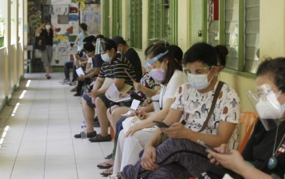 <p>Vaccination queue in Manila <em>(PNA photo by Avito Dalan)</em></p>