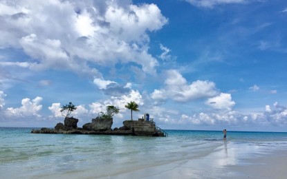 <p><strong>BOOSTING TOURIST ARRIVALS</strong>. Boracay Island is ready to welcome tourists coming from the NCR Plus bubble. The Malay tourism office on Thursday (June 3, 2021) said they are looking forward to visitors from these areas as they could add up to the number of the island’s guests.<em> (PNA file photo)</em></p>