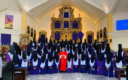 <p><strong>PENITENTS</strong>. The “Palo Penitentes”, an all-male confraternity of Roman Catholic Church devotees in Palo, Leyte with Fr. Gilbert Urbina, Palo Cathedral Parish priest in this undated photo. The Archdiocese of Palo in Leyte on Thursday (April 1, 2021) called on Catholics not to deride the town’s “Penitentes” this Holy Week by comparing them to the Ku Klux Klan.<em> (Photo courtesy of Fr. Gilbert Urbina)</em></p>