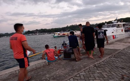 <p><strong>RESCUED.</strong> The Philippine Coast Guard in Surigao del Norte reported the rescue of six passengers of a distressed sea vessel off the coast of Surigao City on Sunday afternoon (April 4,2021). All passengers were safe. <em>(Photo courtesy of PCG Surigao del Norte)</em></p>