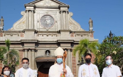 <p><strong>500 YEARS OF CHRISTIANITY.</strong> Dumaguete Bishop Julito Cortes (center) is flanked by two priests and two lay church leaders in this photo taken on Easter Sunday (April 4, 2021). The Diocese of Dumaguete celebrated on Monday its 66th founding anniversary, while it also launched on Sunday its jubilee celebration of the 500 years anniversary of Christianity in the Philippines.<em> (Photo by Judy Flores Partlow)</em></p>