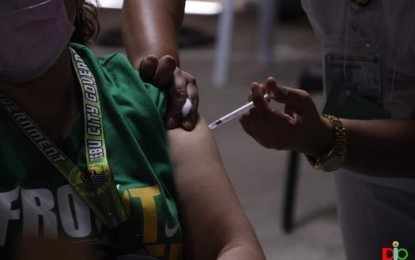 <p><strong>VAX ROLLOUT</strong>. The vaccination for healthcare workers in Cebu City is still ongoing. Senior citizens and people with comorbidities are next in the priority line and they can now sign up through a newly-launched registration site. <em>(Photo courtesy of Cebu City Hall PIO)</em></p>