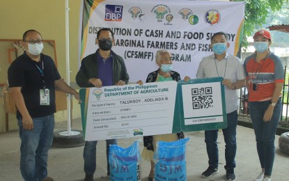 <p><strong>CASH, FOOD AID.</strong> Department of Agriculture (DA) Undersecretary for Regulations Zamzamin Ampatuan (2nd from left) and DA-9 Executive Director Rad Donn Cedeño (1st from left) lead the distribution on Tuesday (April 6, 2021) of the cash and food subsidy to farmers in Pagadian City, Zamboanga del Sur. They were joined by Zamboanga del Sur Gov. Victor Yu (2nd from right) and first district Rep. Divina Grace Yu (1st from right) <em>(Photo courtesy of DA-9)</em></p>