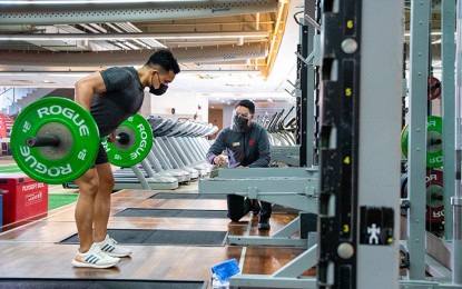 <p><strong>FITNESS AMID PANDEMIC.</strong> Minimum health protocols are still observed in a fitness club during workout. Aside from going physically to gyms, subscribers also try online workouts.<em> (Photo courtesy of Evolution Wellness Philippines)</em></p>