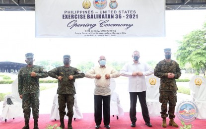 <p><strong>'BALIKATAN' BEGINS.</strong> Philippine and US officials lead the opening ceremony of the 36th 'Balikatan' exercises at the AFP General Headquarters in Camp Aguinaldo, Quezon City on Monday (April 12, 2021). (From L-R) AFP spokesperson Marine Maj. Gen. Edgard Arevalo, AFP chief-of-staff, Gen. Cirilito Sobejana, Department of National Defense Undersecretary Cesar B. Yano, US Chargé d'Affaires John Law and Col. Aaron Brunk. <em>(Photo courtesy of AFP Public Affairs Office)</em></p>