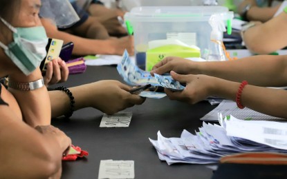 <p><strong>QC AID.</strong> The Quezon City government has so far distributed financial aid to more than 276,000 families affected by the enhanced community quarantine. The city has been given PHP2.48 billion to hand out to some 800,000 family beneficiaries. <em>(PNA file photo)</em></p>