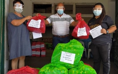 <p><strong>FACE SHIELDS SUPPLY</strong>. Bacolod City executive assistant Butch Soliguen (center) leads the distribution of about 18,000 pieces of face shields to front-liners of the city’s 61 barangays on Monday (April 12, 2021). The supply is part of the 25,000 face shields sent by the Office of the President to the City of Bacolod through the Office of the Presidential Assistant for the Visayas. <em>(Photo courtesy of Bacolod City PIO)</em></p>