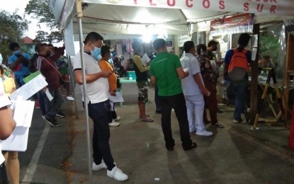 <p><strong>TIGHTER BORDER CONTROL.</strong> Residents line up to show their travel credentials before they can be permitted entry at the Ilocos Sur border in Barangay Tapao, Sinait town. The Ilocos Sur government confirmed on Tuesday (April 13, 2021) its first UK variant case of Covid-19. (<em>Contributed photo</em>) </p>