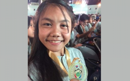 <p>HUMAN INVESTMENT. Kaitlyn Cane Lubrico shows her first runner-up award in the DSWD’s Search for Exemplary Pantawid Pamilya Children at the SM City North Skydome, Quezon City in 2018. As part of its thrust to reduce the poverty incidence in the country, the Philippine government puts premium on the academic nurturing of young people especially those who are from poor families. <em>(PNA photo by Cindy Ferrer)</em></p>