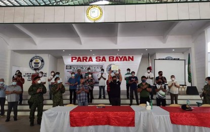 <p><strong>DRUG UNAFFECTED</strong>. Barangay officials in Sto. Tomas town Pangasinan received on Wednesday (April 14, 2021) the certificate of drug unaffected barangay from the Philippine Drug Enforcement Agency Pangasinan provincial office. The barangays and the town as a whole remained unaffected by drugs since 2017.<em> (Photo courtesy of PDEA Pangasinan)</em></p>