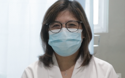 <p><strong>RISING HIV CASES.</strong> Medical technologist Grace Guevara performs human immunodeficiency virus (HIV) tests at the LGU Naga’s HIV Testing Center. In an interview on Wednesday (April 14, 2021), she warned of a continuing rising trend in HIV cases and urged vulnerable sectors to undergo testing<em>. (Photo by Jason Neola)</em></p>