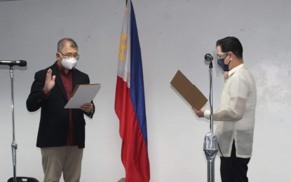<p><strong>NEW DOST-ASTI CHIEF</strong>. DOST Secretary Fortunato de la Peña leads the oath-taking of Dr. Franz de Leon as the new director of the Advanced Science and Technology Institute, on Thursday (April 15, 2021), held at the DOST-ASTI Bldg. in Quezon City. De Leon is a graduate of BS Electronics and Communications Engineering and MS in Electrical Engineering in 2003 and 2005, respectively. (<em>Photo grabbed from DOST-ASTI Facebook page</em>) </p>