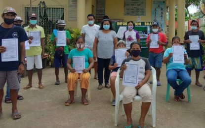 <p><strong>LAND TITLES</strong>. Some of the 22 agrarian reform beneficiaries who were awarded land titles to a total of four hectares in Barangay Tamlang, Escalante City in Negros Occidental on Tuesday (April 13, 2021). The distribution was facilitated by the Department of Agrarian Reform Negros Occidental-North. <em>(Photo courtesy of DAR Negros Occidental-North)</em></p>