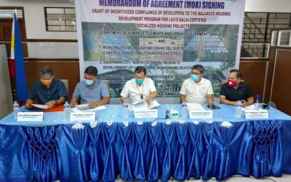 <p><strong>MORE SHELTERS</strong>. Department of Human Settlements and Urban Development Secretary (DHSUD) Eduardo del Rosario (center), along with DHSUD 11 (Davao region) OIC-Director Miguel Palma Gil (far right), sign on Thursday (April 15, 2021) memoranda of agreement with Kidapawan City Mayor Joseph Evangelista (far left); Magsaysay, Davao del Sur Mayor Arthur Davin (2nd from right), and M’Lang, North Cotabato Mayor Russel Abonado (2nd from left). The agreement is for the development of socialized housing projects under the Duterte administration’s flagship program Building Adequate, Livable, Affordable and Inclusive Filipino communities.<em> (Photo courtesy of DHSUD)</em></p>