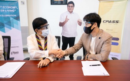 <p><strong>FEASIBILITY</strong>. Filipino-Korean enterprise C Pass Inc., led by chief executive officer Jaewon Kim (right) signs a memorandum of understanding with the Cebu City Mayor Edgardo Labella (left) to explore the feasibility of bringing the former’s cryptocurrency and remittance and payment system to Cebu City at the city hall on April 15, 2021. The city is eyeing a wider commercial use for cryptocurrency in the future. <em>(Photo courtesy of C Pass Inc.)</em></p>