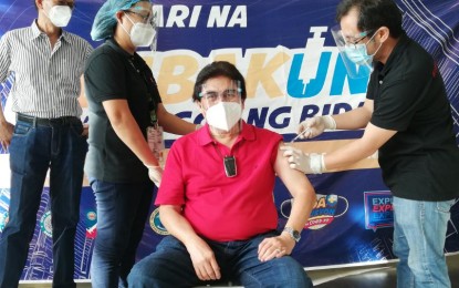 <p><strong>FIRST SHOT</strong>. Bacolod City Mayor Evelio Leonardia receives his first dose of AstraZeneca vaccine, administered by Dr. Edwin Miraflor, officer-in-charge of the City Health Office, at the lobby of Bacolod City Government Center on Saturday (April 17, 2021). He said he was happy to champion the cause of vaccination. <em>(PNA photo by Nanette L. Guadalquiver)</em></p>