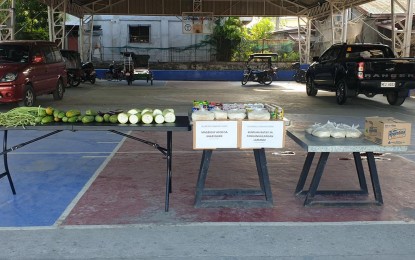 <p><strong>SHARING.</strong> Architect Eric Ventilacion initiates a community pantry in Barangay Calumpang, Binangonan, Rizal. Just like in other areas, he invites everyone to share what they can and get just what they need. <em>(Photo grabbed from Batang Binangonan Kami Facebook)</em></p>