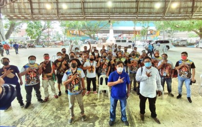 <p><strong>BEAUTIFICATION PROJECT</strong>. Officials and members of civil groups Alpha Kappa Rho and Philippine Eagles Club pose with Lapu-Lapu City Mayor Junard Chan (in blue shirt) in an undated photo. The groups have volunteered to help in the painting project which is scheduled to start on Wednesday night (April 21, 2021) in line with the 500th anniversary of the Battle of Mactan. <em>(Photo courtesy of Mayor Junard Chan)</em></p>