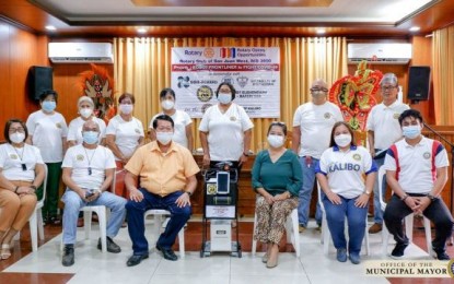 <p><strong>FRONT-LINER LISA</strong>. Local and health officials of the municipality of Kalibo pose with LISA ( Logistics Indoor Service Assistant) robot (center) during its turnover at the Kalibo municipal hall on Tuesday (April 20, 2021). The robot will be joining other front-liners in attending to Covid-19 patients. <em>(Photo courtesy of Kalibo LGU)</em></p>