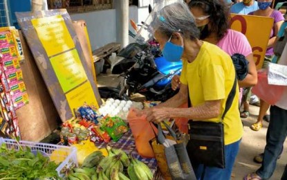 <p><strong>SHARING IS CARING</strong>. Some residents of Escalante City, Negros Occidental line up to avail of free goods from a community pantry outside the police station on Wednesday (April 21, 2021). Negrense police officers are among those keeping the “bayanihan” spirit alive by putting up community pantries in their headquarters across the province.<em> (Photo courtesy of Escalante City Police Station)</em></p>
