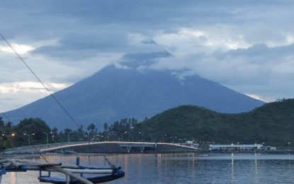 <p><strong>LEGAZPI ATTRACTION</strong>. One of the bridges connecting portions of Legazpi Boulevard in Legazpi City, with the majestic Mayon Volcano as backdrop. The boulevard's three main bridges have been named after the three main characters in the Ibalong epic.<em> (Photo by Loretta Allarey-Paje)</em></p>