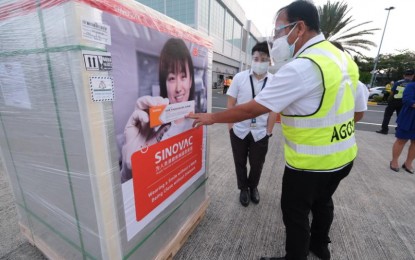 <p><strong>MORE SINOVAC JABS</strong>. National Task Force Against Covid-19 and vaccine czar Sec. Carlito Galvez Jr. inspects the cargo containing the 500,000 vials of Sinovac'c CoronaVac vaccine that arrived on Thursday (April 22, 2021). The arrival of the additional doses brought to 3,525,600 the number of Covid-19 vaccines – CoronaVac (3 million doses) and AstraZeneca (525,600) – the Philippines have so far secured. <em>(Photo courtesy of NTF against Covid-19)</em></p>