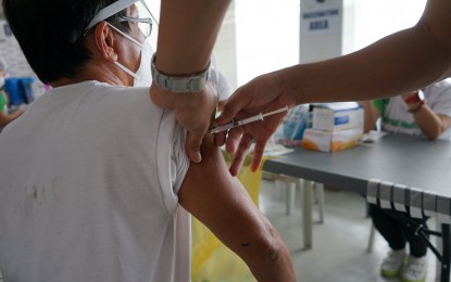 <p><strong>PROTECTION.</strong> A senior citizen in Tacloban City receives a coronavirus disease 2019 (Covid-19) vaccine. At least 40,943 frontline workers and 1,600 senior citizens in Eastern Visayas have been inoculated with Covid-19 vaccines as of Monday (April 26, 2021), the Department of Health said. <em>(Photo courtesy of Tacloban city government)</em></p>
<p> </p>